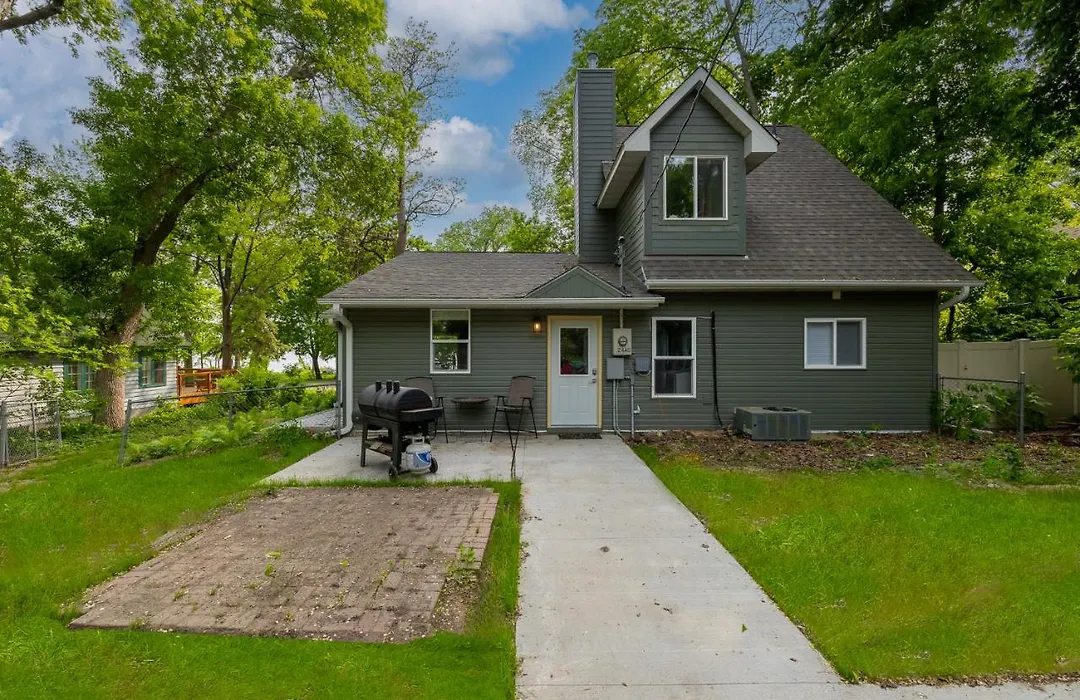 Medicine Lake Manor-1