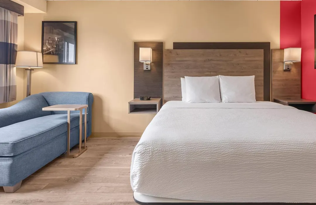 Ramada By Wyndham Minneapolis Golden Valley-1
